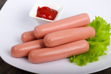 Salata ve ketçap ile sosis haşlama