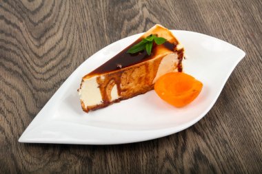 Peynirli kek çikolata ve kayısı ile