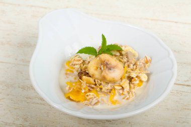 Muz, fındık ve nane ile müsli