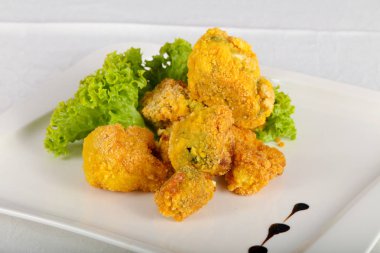Fried brokoli salata ile beyaz masaya bırakır