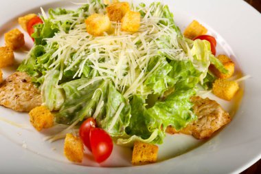 Sezar salatası ile beyaz tabakta tavuk
