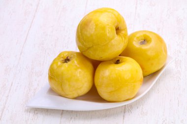 Kabın içinde turşu sarı elma