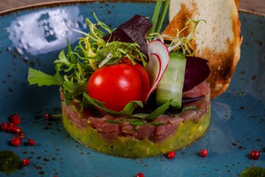 Tartar somon ve avokado sebze devam eder.