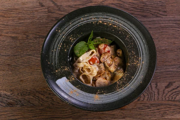 Delicosa Pasta Con Champiñones Servidos Albahaca —  Fotos de Stock