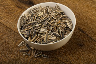 Kase üzerinde ahşap arka plan Ayçiçeği tohumları