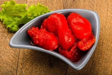 Kase suyu ile soyulmuş domates