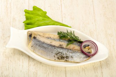 Dereotu ve soğan ile ringa balığı filetosu