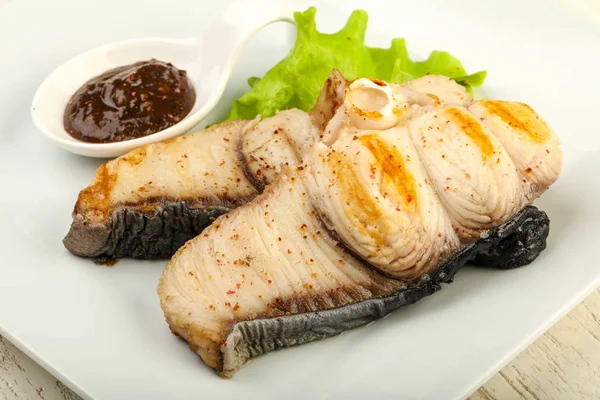 Bife Tubarão Grelhado Com Molho Pimenta Folhas Salada — Fotografia de Stock