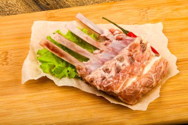 Ham kuzu kaburga ile biber yemek pişirmek için hazır