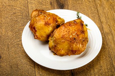Kavrulmuş tavuk uyluk baharat ve soya sosu ile