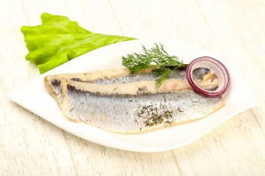 Dereotu ve soğan ile ringa balığı filetosu