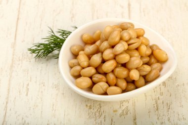 Dereotu şubesi ile kasede beyaz börülce