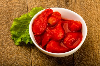 Kase suyu ile soyulmuş domates