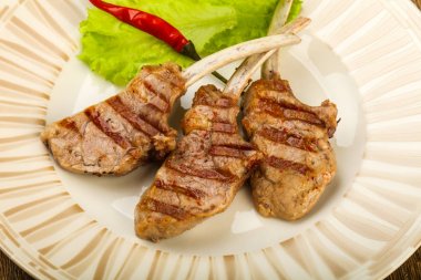 Salata yaprakları servis domates soslu kuzu ızgara