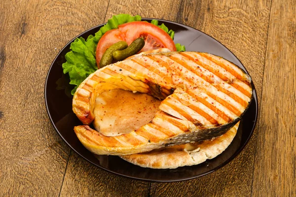 Salmon Panggang Dengan Tomat Mentimun Atas Roti Pita — Stok Foto