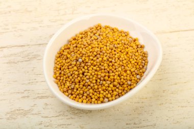 Hardal tohumu kase ahşap arka plan üzerinde