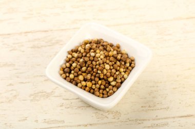 Kişniş tohumu yığın ahşap arka plan üzerinde