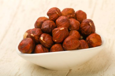 Ahşap arka planda fındık yığını