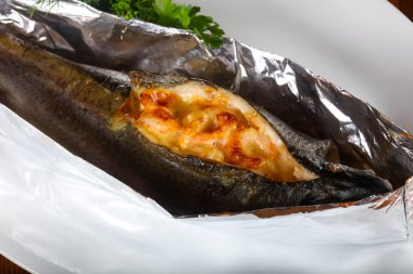 Fırında Alabalık beyaz masada karides dolması