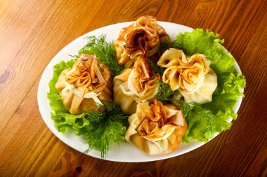 Etin üzerine ahşap arka plan ile doldurulmuş krep