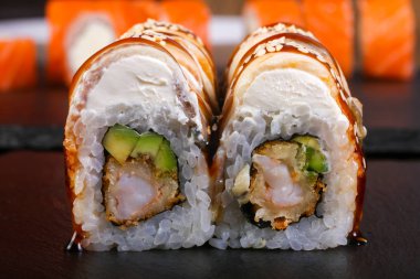 Tradittional Japonya yılan balığı ahşap arka plan üzerinde rulo