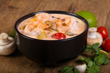 Karidesli geleneksel Tom Yam çorbası.
