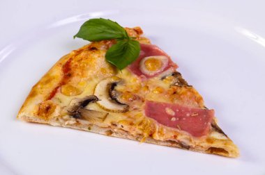 Pizza mantar ve peynir jambon