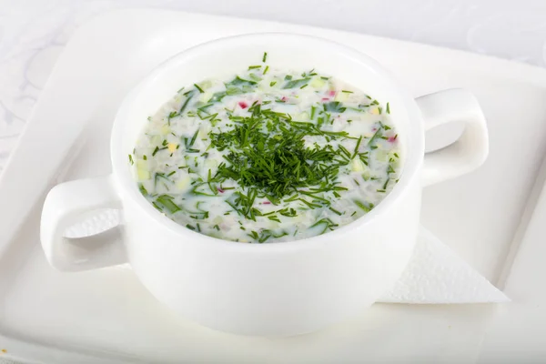 Sopa Okroshka Con Eneldo Sobre Mesa Blanca — Foto de Stock