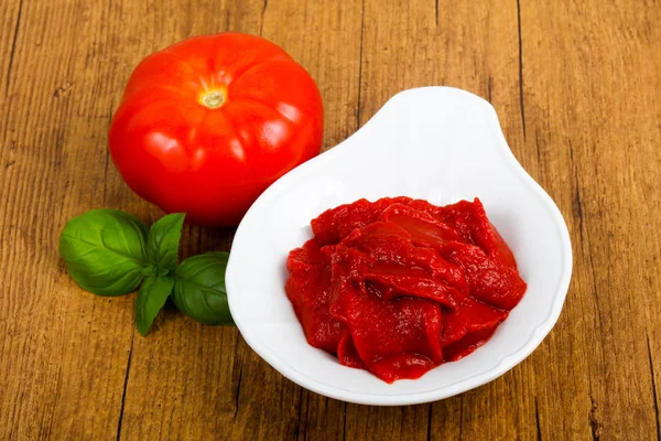 Pasta Tomate Con Hojas Albahaca Sobre Fondo Madera —  Fotos de Stock