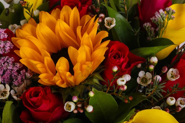 Bouquet Romantico Con Vari Fiori — Foto Stock