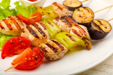 Domates, biber ve patlıcan ile sebze ve tavuk şiş