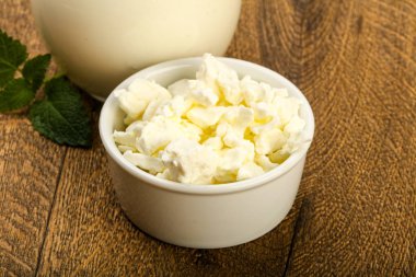 Süzme peynir süt kase