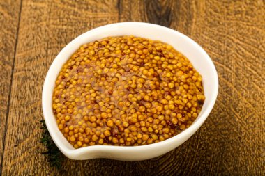 Dijon hardal sos kabın içinde kekik