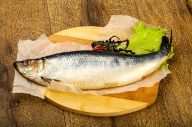 Biber ve baharatlı tuzlu ringa balığı.