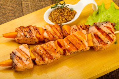 Dijon mustars soslu ızgara somon şiş