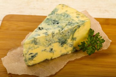 Mavi peynir maydanoz üzerinde ahşap arka plan ile