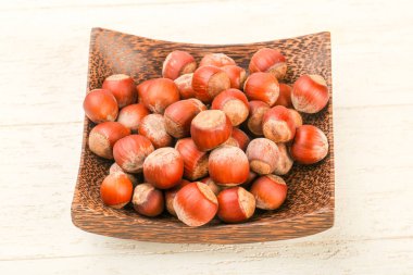 Fındık yığın sepeti ahşap arka plan üzerinde