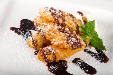 Dondurma ve naneli gevrek muz.