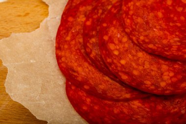 Chorizo saucage ahşap arka plan üzerinde dilimlenmiş