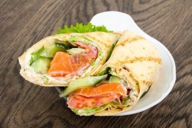 Somon ekmek rulo peynir ile