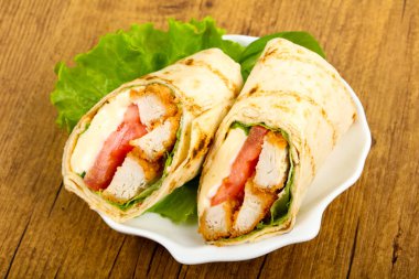 Tavuk ekmek rulo salata yaprakları ile