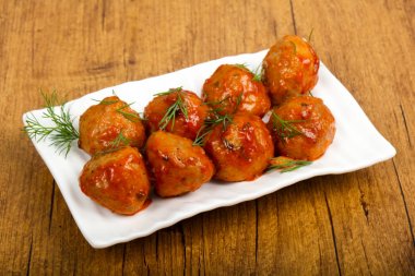 Dereotu, domates soslu köfte servis