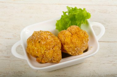 Ahşap arka plan üzerinde diyet gevrek karnabahar