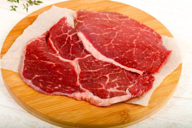 Ham sığır eti biftek yemek için hazır