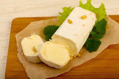 Sedir fıstıklı Brie peynirli rulo