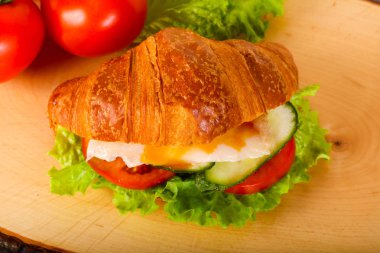 Kruvasan tavuk ve domates ile