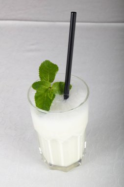 Süt ile nane kokteyli