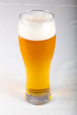 Soğuk bira cam beyaz masada