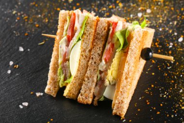 Club sandviç et, peynir ve sebze ile