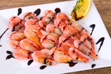 Haşlanmış karides sos ve limon ile